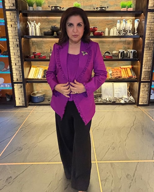  സിനിമയുടെ തിരക്കുകൾക്കിടയിലും യൂട്യൂബ് ചാനലുമായി സജീവമാണ് ഫറാ ഖാൻ. സ്വന്തം പേരിലുള്ള ഈ ചാനലിലൂടെ, തൻ്റെ ഷെഫ് ആയ ദിലീപിനൊപ്പമുള്ള വീഡിയോകളാണ് ഫറാ ഖാൻ പ്രധാനമായും പുറത്തിറക്കുന്നത്. ഈ യൂട്യൂബ് വീഡിയോകളിൽ പാചകം മാത്രമല്ല, കോമഡിയും സിനിമ വിശേഷങ്ങളും ഉൾപ്പെടുത്തി പ്രേക്ഷകരെ ആകർഷകമാക്കാറുണ്ട്. യൂട്യൂബ് വീഡിയോകൾക്കായി ഫറാ ഖാൻ സിനിമാ താരങ്ങളെയും ക്ഷണിക്കാറുണ്ട്. നമ്മുടെ മലയാളനാട്ടിൽ നിന്നുള്ള ശ്രുതി ഹാസൻ മുതൽ സംഗീതജ്ഞനായ ശങ്കർ മഹാദേവൻ വരെയുള്ള നിരവധി പ്രമുഖ സെലിബ്രിറ്റികൾ ഇതിനോടകം ഫറാ ഖാനോടൊപ്പം യൂട്യൂബിൽ പ്രത്യക്ഷപ്പെട്ടിട്ടുണ്ട്. സിനിമാ സംവിധാനത്തിലൂടെ നേടിയ വരുമാനത്തേക്കാൾ കൂടുതൽ ഈ യൂട്യൂബ് ചാനലിലൂടെ ഒരു വർഷം കൊണ്ട് നേടാൻ ഫറാ ഖാന് കഴിഞ്ഞു എന്ന വെളിപ്പെടുത്തലും ഈ ചാനലിനെ ശ്രദ്ധേയമാക്കുന്നു.