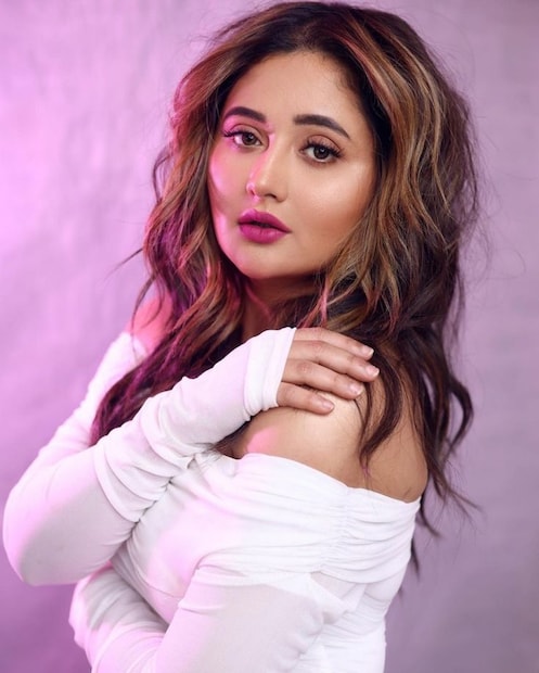 ഭോജ്പുരി, ഹിന്ദി ഭാഷകളിലെ അറിയപ്പെടുന്ന താരമാണ് രശ്മി ദേശായി (Rashami Desai). തുടക്കത്തിൽ നിരവധി ബി-ഗ്രേഡ് ചിത്രങ്ങളിൽ അഭിനയിച്ചു കൊണ്ടായിരുന്നു അവർ അഭിനയജീവിതത്തിന് തുടക്കമിട്ടത്. സീരിയലുകളിൽ വന്നതോട് കൂടി കഥമാറി. സീരിയൽ അഭിനയത്തിലൂടെ അവർ നിരവധി പുരസ്കാരങ്ങൾ സ്വന്തമാക്കി. ഹിന്ദി ടി.വി. പരമ്പരയായ 'രാവൺ' ആയിരുന്നു അവരുടെ അഭിനയജീവിതത്തിന്റെ തുടക്കം. 2006 മുതൽ 2008 വരെ വരെ പ്രക്ഷേപണം ചെയ്ത പരമ്പരയായിരുന്നു ഇത്. അതിനു ശേഷം രശ്മിക്ക് കൈനിറയെ സീരിയലുകൾ ലഭിച്ചു (തുടർന്ന് വായിക്കുക)