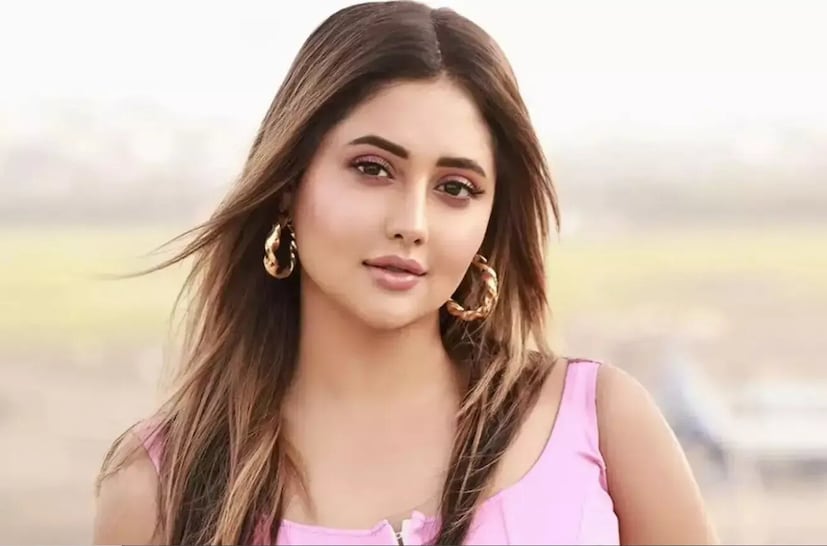  ഒരുവേള രശ്മി ദേശായിയുടെ സിനിമാ അവസരങ്ങൾ കുറഞ്ഞുവന്നു. അതോടൊപ്പം തന്നെ വരുമാനവും. ലോൺ അടയ്ക്കാനും മറ്റും വരുമാനമില്ലാതെ പോയ സ്ഥിതിവിശേഷം. സാമ്പത്തിക പ്രശ്നം മൂലം തെരുവിൽ ഉറങ്ങേണ്ടി വന്ന സാഹചര്യം പോലും ഉണ്ടായി. അതേപ്പറ്റി രശ്മി ഒരു അഭിമുഖത്തിൽ പറയുകയും ചെയ്തു. 