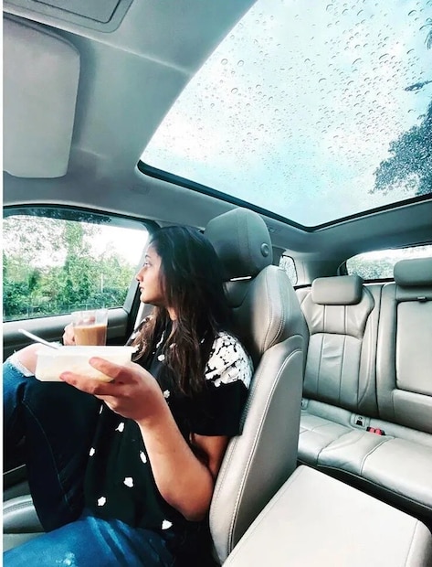 'എന്റെ വീട് കണ്ടുകെട്ടി. ഞാൻ നാല് ദിവസം തെരുവിൽ ഉറങ്ങി. എന്റെ വസ്തുക്കൾ എന്റെ മാനേജരുടെ വീട്ടിലേക്ക് മാറ്റി. ഞാൻ എന്റെ കുടുംബത്തിൽ നിന്നും മാറിനിന്നു. അക്കാലങ്ങളിൽ ഞാൻ 20 രൂപയ്ക്ക് ഭക്ഷണം വാങ്ങിയിരുന്നു. ഒരു ദിവസം കൊണ്ട് എല്ലാം മാറി. ആ ദിവസങ്ങൾ എനിക്കെന്റെ ജീവിതത്തിൽ മറക്കാൻ പറ്റില്ല. അതേസമയം തന്നെ ഒരു വിവാഹമോചന കേസും നേരിടേണ്ടതായി വന്നു,