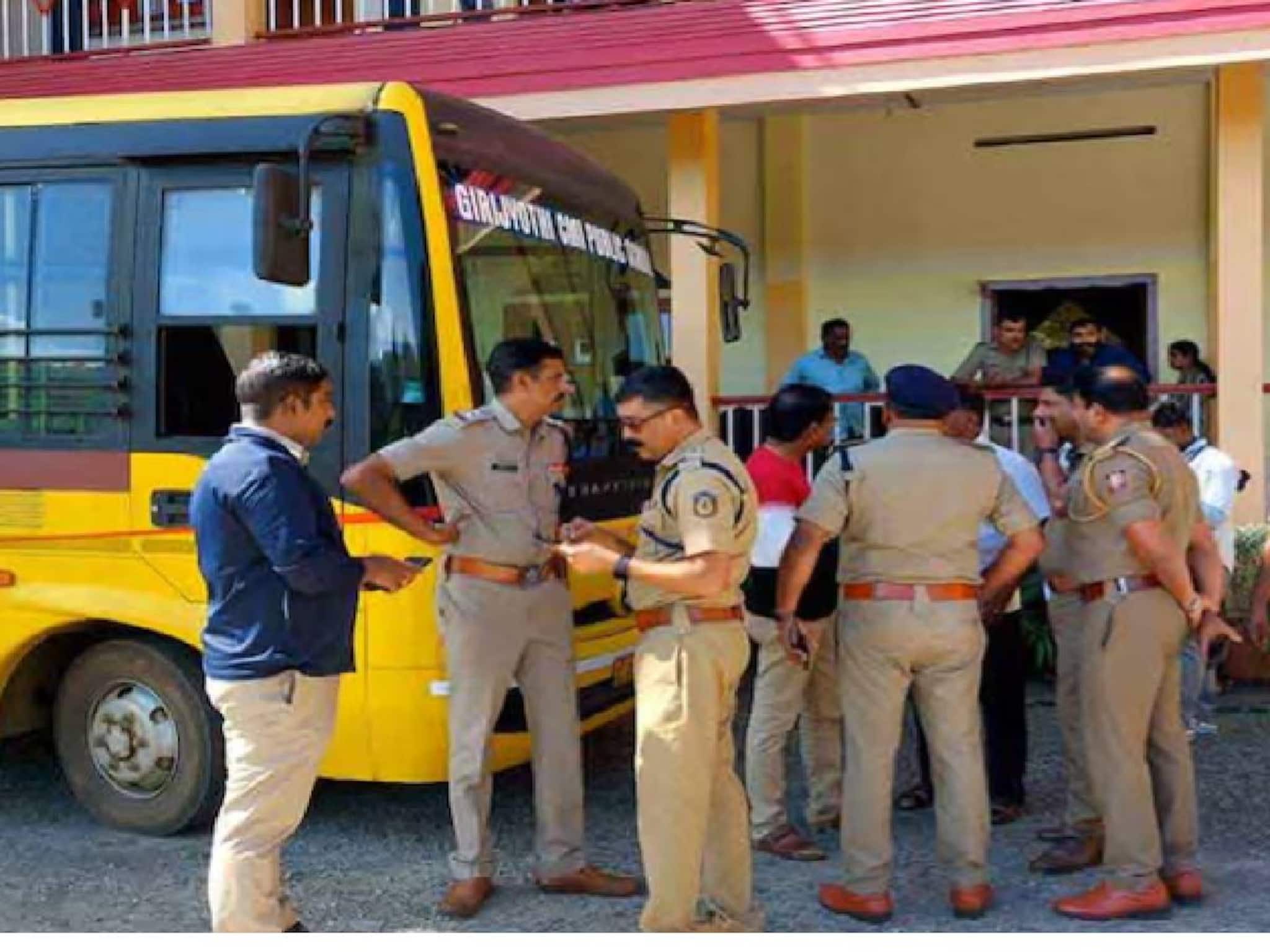 ഇടുക്കിയിൽ പിന്നോട്ടെടുത്ത സ്കൂൾ ബസ് കയറി നാലു വയസുകാരി മരിച്ചു