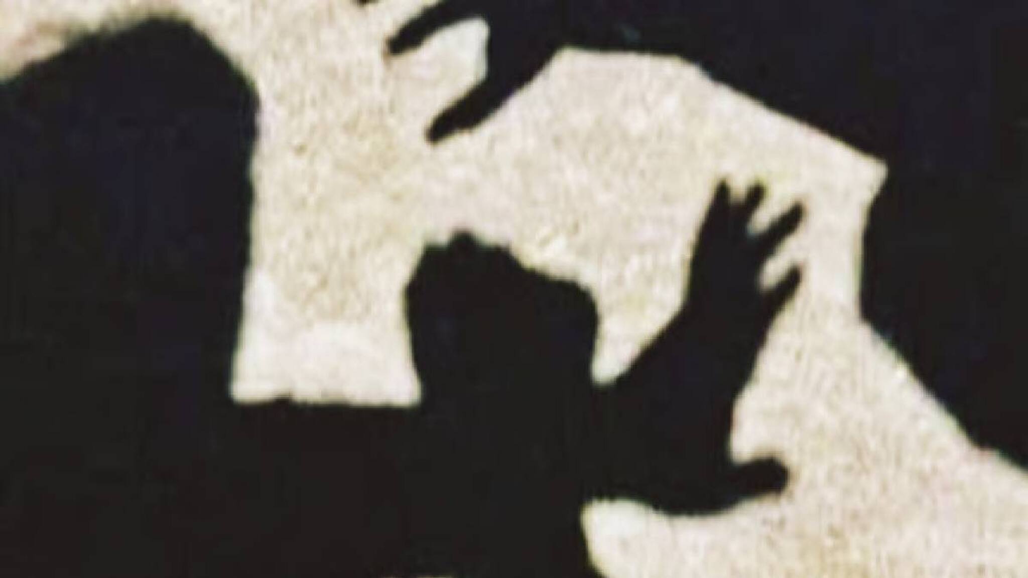 പുല്ലരിയുന്നതിനിടെ 14 കാരൻ ലൈംഗിക പീഡനം നടത്തിയ 40 കാരി മരിച്ചു; നാട്ടുകാർ ദേശീയ പാത ഉപരോധിച്ചു