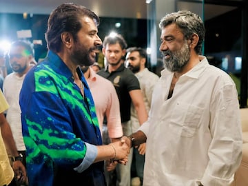 ആരോ: ഇത് നിർമാതാവിന്റെ റോൾ; രഞ്ജിത്ത് - മഞ്ജു വാര്യർ ഹ്രസ്വചിത്രം കാണാനെത്തി മമ്മൂട്ടി ആരോ: ഇത് നിർമാതാവിന്റെ റോൾ; രഞ്ജിത്ത് - മഞ്ജു വാര്യർ ഹ്രസ്വചിത്രം കാണാനെത്തി മമ്മൂട്ടി