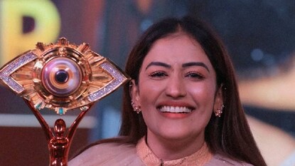 ബിഗ് ബോസ് മലയാളം ട്രോഫിയുമായി അനുമോൾ ബിഗ് ബോസ് മലയാളം ട്രോഫിയുമായി അനുമോൾ