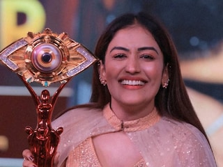 ബിഗ് ബോസ് മലയാളം ട്രോഫിയുമായി അനുമോൾ