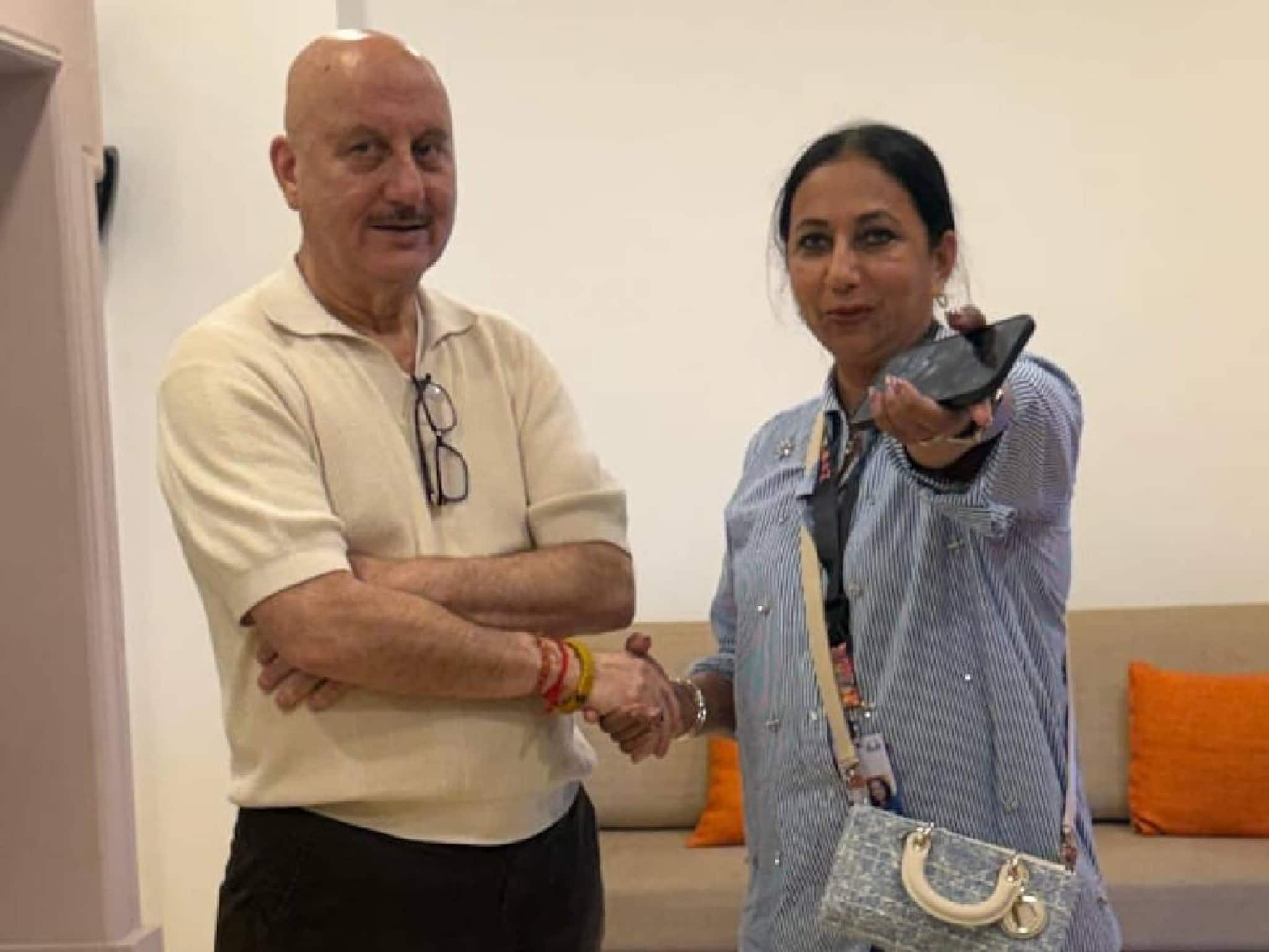 'ഹലോ, ഹൗ ആർ യു മൈ ഡാർലിങ്' എന്ന് അനുപം ഖേർ; നിർമാതാവ് ആൻ സജീവിന് സർപ്രൈസ്