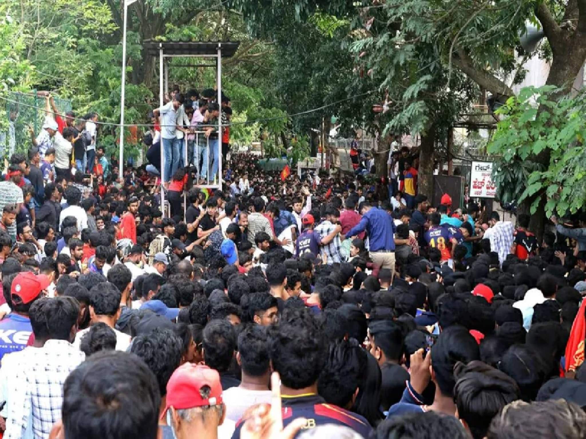 ചിന്നസ്വാമി സ്‌റ്റേഡിയം ദുരന്തം: ഉത്തരവാദിത്വം റോയല്‍ ചലഞ്ചേഴ്‌സ് ബെംഗളൂരുവിനെന്ന്  റിപ്പോര്‍ട്ട്‌