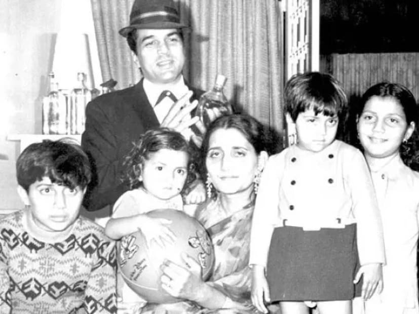 ഹേമ മാലിനിയെ വിവാഹം ചെയ്തുവെങ്കിലും ധർമേന്ദ്ര അദ്ദേഹത്തിന്റെ ആദ്യഭാര്യക്കും കുടുംബത്തിനുമൊപ്പം താമസിക്കാൻ തീരുമാനിക്കുകയായിരുന്നു. ഇതിൽ ഹേമയും എതിർപ്പ് പ്രകടിപ്പിച്ചിരുന്നില്ല. ഹേമയെ വിവാഹം ചെയ്തതിൽ പ്രകാശ് കൗർ എവിടെയും നീരസം അറിയിച്ചിട്ടുമില്ല. മക്കൾക്ക് നല്ലൊരു പിതാവ് എന്ന നിലയിൽ ധർമേന്ദ്ര എക്കാലവും ഹേമ മാലിനിക്കും മക്കൾക്കും ഒപ്പം നിലകൊണ്ടിരുന്നു. 2023ൽ പുറത്തിറങ്ങിയ 'റോക്കി ഓർ റാണി കി പ്രേം കഹാനി' എന്ന ചിത്രത്തിലെ ധർമേന്ദ്രയുടെ പ്രകടനം ശ്രദ്ധേയമായിരുന്നു