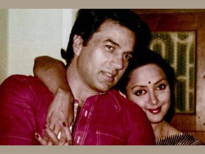 ഇന്ത്യൻ സിനിമയുടെ ഇതിഹാസ നടൻ ധർമേന്ദ്ര (Dharmendra). ഡ്രീം ഗേൾ എന്ന വിളിപ്പേരിൽ യുവാക്കളുടെ ഉറക്കം കെടുത്തിയ സുന്ദരി ഹേമ മാലിനി (Hemamalini). തെന്നിന്ത്യൻ സ്വദേശിനെയങ്കിലും, ബോളിവുഡിന്റെ തലവര മാറ്റാനായിരുന്നു ആ സുന്ദരിയുടെ നിയോഗം. ആ രണ്ടു താരങ്ങൾ ജീവിതത്തിൽ ഒന്നിക്കുന്നു. അത്രത്ര എളുപ്പമായിരുന്നില്ല താനും. ഹേമയുടെ ആദ്യവിവാഹം എന്നിരിക്കെ ധർമേന്ദ്രയ്ക്ക് ഇത് രണ്ടാമൂഴമായിരുന്നു. ആദ്യ വിവാഹത്തിൽ നാല് മക്കളുടെ പിതാവായിരുന്നു അദ്ദേഹം. എന്നിരുന്നാലും, ധർമേന്ദ്രയ്ക്ക് ഹേമയുമായുള്ള പ്രണയം ഒഴിവാക്കാൻ കഴിയുമായിരുന്നില്ല