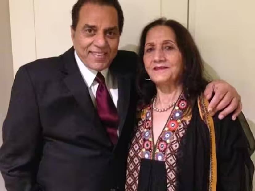 ഷോലെയിലെ ജോഡികൾ ജീവിതത്തിലും ഒന്നിക്കുകയായിരുന്നു. ഹേമ മാലിനിയുമായുള്ള വിവാഹം നടക്കുമ്പോൾ ധർമേന്ദ്രയുടെ മൂത്ത പുത്രൻ നടൻ സണ്ണി ഡിയോളിനു പ്രായം 23 വയസ്. ധർമേന്ദ്ര കേവൽ കൃഷൻ ഡിയോൾ എന്നാണ് അദ്ദേഹത്തിന്റെ പൂർണനാമം. 1979ലായിരുന്നു ധർമേന്ദ്രയും ഹേമ മാലിനിയും തമ്മിലെ വിവാഹം. ഭർത്താവിന്റെ രണ്ടാം വിവാഹം പ്രകാശ് കൗറിനും അവരുടെ മക്കൾക്കും നൽകിയ ഞെട്ടൽ വളരെ വലുതായിരുന്നു. സണ്ണിയും ബോബിയും അവരുടെ അച്ഛനുമായുള്ള ബന്ധം വഷളാവാതെ വളർന്നു വന്നതിനു പിന്നിലും അമ്മ പ്രകാശ് കൗറിന്റെ കരങ്ങളാണ്