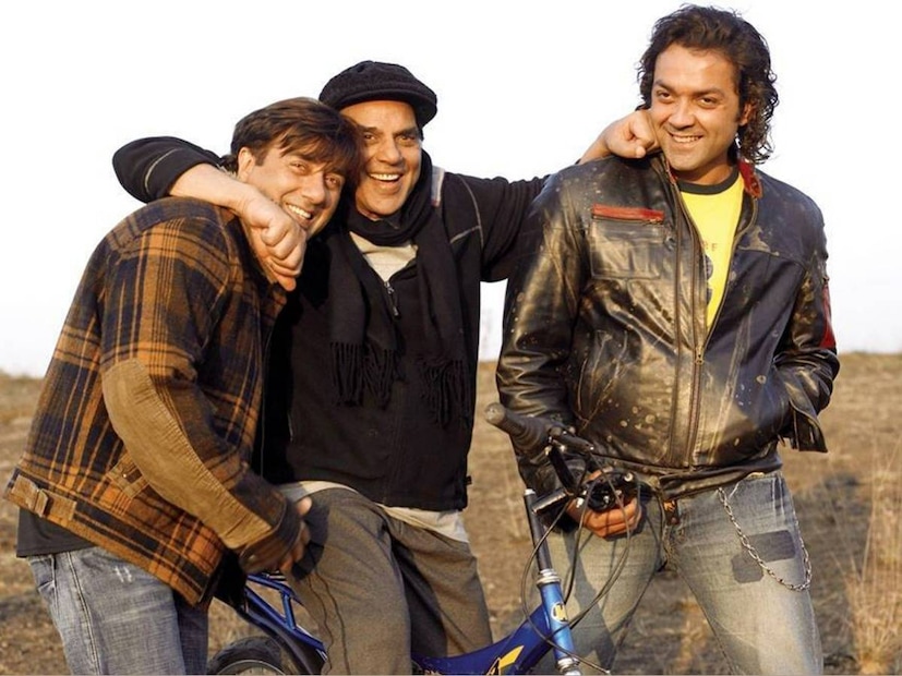 മുംബൈയിലെ പ്രശസ്തമായ ബ്രീച്ച് കാൻഡി ആശുപത്രിയിലാണ് ധർമേന്ദ്ര അവസാനകാലം ചികിത്സയിൽ കഴിഞ്ഞത്. അതിതീവ്ര ശ്വാസതടസം നേരിട്ടിരുന്ന അദ്ദേഹം വെന്റിലേറ്റർ സഹായത്തിൽ ചികിത്സ തുടർന്നു. ഇതിനിടെ കുടുംബത്തിന്റെ അനുമതിയില്ലാതെ ആശുപത്രി മുറിയിലെ ഒരു വീഡിയോ ദൃശ്യം പുറത്തുവന്നിരുന്നു. ഇതിൽ ഡിയോൾ പുത്രന്മാർക്കൊപ്പം ഹേമയും ഒരു മകളും ഉള്ളതായി കണ്ടിരുന്നു. പലപ്പോഴും, ഹേമ മറ്റൊരു കാറിലും സണ്ണി ബോബിമാർ അവരുടെ വാഹനത്തിലും ആശുപത്രിയിൽ വന്ന ദൃശ്യങ്ങൾ പ്രചരിച്ചിരുന്നു (തുടർന്നു വായിക്കുക)