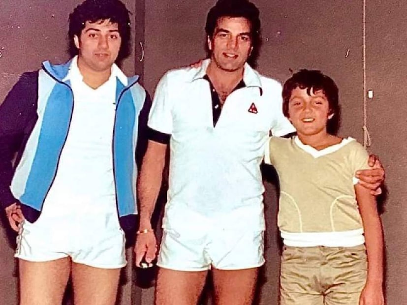 വാസ്തവമെന്തെന്നാൽ, സണ്ണി ഡിയോൾ, ബോബി ഡിയോൾ എന്നിവരും സഹോദരിമാരും അവരുടെ അമ്മ പ്രകാശ് കൗറും ചേർന്ന് നടത്തിയ പ്രാർത്ഥനാ സമ്മേളനത്തിൽ ഹേമമാലിനിയും മക്കളും പങ്കുകൊണ്ടില്ല. പണ്ടുമുതലേ നിലനിന്ന ആ വിടവ് അവർ ധർമേന്ദ്രയുടെ മരണശേഷവും അതുപോലെ നിലനിർത്തി. പ്രകാശ് കൗറും ഹേമമാലിനിയും ഭർത്താവിന്റെ മരണശേഷവും മുഖാമുഖം വന്നില്ല. നവംബർ 27ന് താജ് ലാൻഡ്‌സ് എൻഡിൽ വച്ചാണ് പ്രകാശ് കൗറും മക്കളും ചേർന്ന് നടത്തിയ പ്രാർത്ഥനാ സമ്മേളനം നടന്നത്