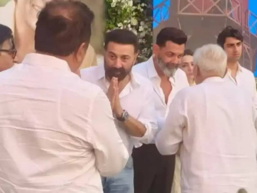 ചികിത്സയ്ക്ക് ശേഷം വീട്ടിലേക്ക് മടങ്ങിയ ധർമേന്ദ്ര ഏതാനും ദിവസങ്ങൾക്കുള്ളിൽ വിടവാങ്ങി. പ്രധാന താരങ്ങൾ പോലും നേരിട്ട് ശ്മാശാനത്തിലേക്ക് വരുന്ന കാഴ്ചയാണ് മുംബൈ നഗരം കണ്ടത്. ഹേമമാലിനിയും അങ്ങനെ തന്നെ. മരണശേഷം ഉത്തരേന്ത്യയിൽ പ്രാർത്ഥനാ ചടങ്ങ് നടത്തുന്ന പതിവുണ്ട്. ധർമേന്ദ്രയുടെ കാര്യത്തിലും മക്കൾ ഈ പതിവ് തെറ്റിച്ചില്ല. പക്ഷെ ഹേമമാലിനിയും മക്കളും എവിടെ എന്ന ചോദ്യം മാത്രം ഉത്തരം കിട്ടാതെ ബാക്കിയായി. സണ്ണി, ബോബി ഡിയോൾമാർ അതിഥികളെ കൈകൂപ്പി സ്വീകരിക്കുന്ന ചിത്രങ്ങളും ദൃശ്യങ്ങളും വൈറലായി 