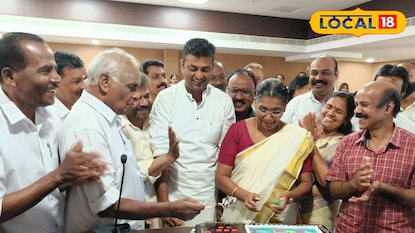 നഗരസഭ അധ്യക്ഷ കേക്ക് മുറിക്കുന്നു