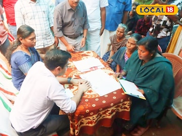 കളക്ടര്‍ സ്‌നേഹില്‍ കുമാര്‍ സിംഗ് ഐ എ എസ് എന്യുമെറേഷന്‍ ഫോം വിതരണം ചെയുന്നു 