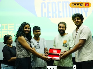 ശ്രുതിൽ മാത്യു മികച്ച ചിത്രത്തിനുള്ള പുരസ്കാരം ഏറ്റുവാങ്ങുന്നു