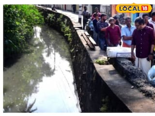 ആമയിഴഞ്ചാൻ തോട് സന്ദർശിക്കുന്ന ജനപ്രതിനിധികൾ 