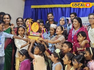 സ്കൂളിലെ അധ്യാപകരും വിദ്യാർത്ഥികളും