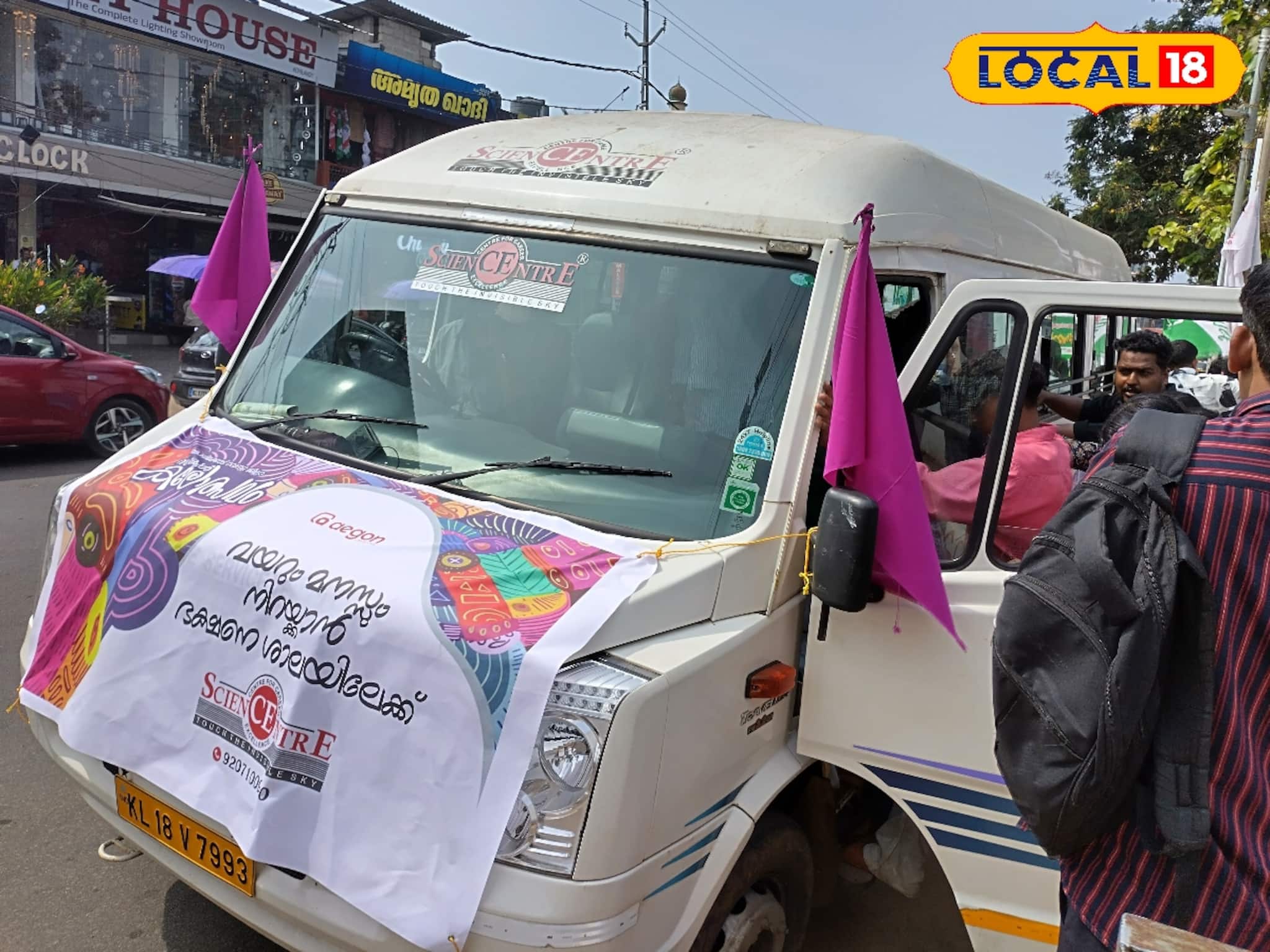 വയറും മനസ്സും നിറക്കാൻ സൗജന്യ യാത്ര! ഹിറ്റായി കൊയിലാണ്ടിയിൽ 'കലോത്സവ വണ്ടി'