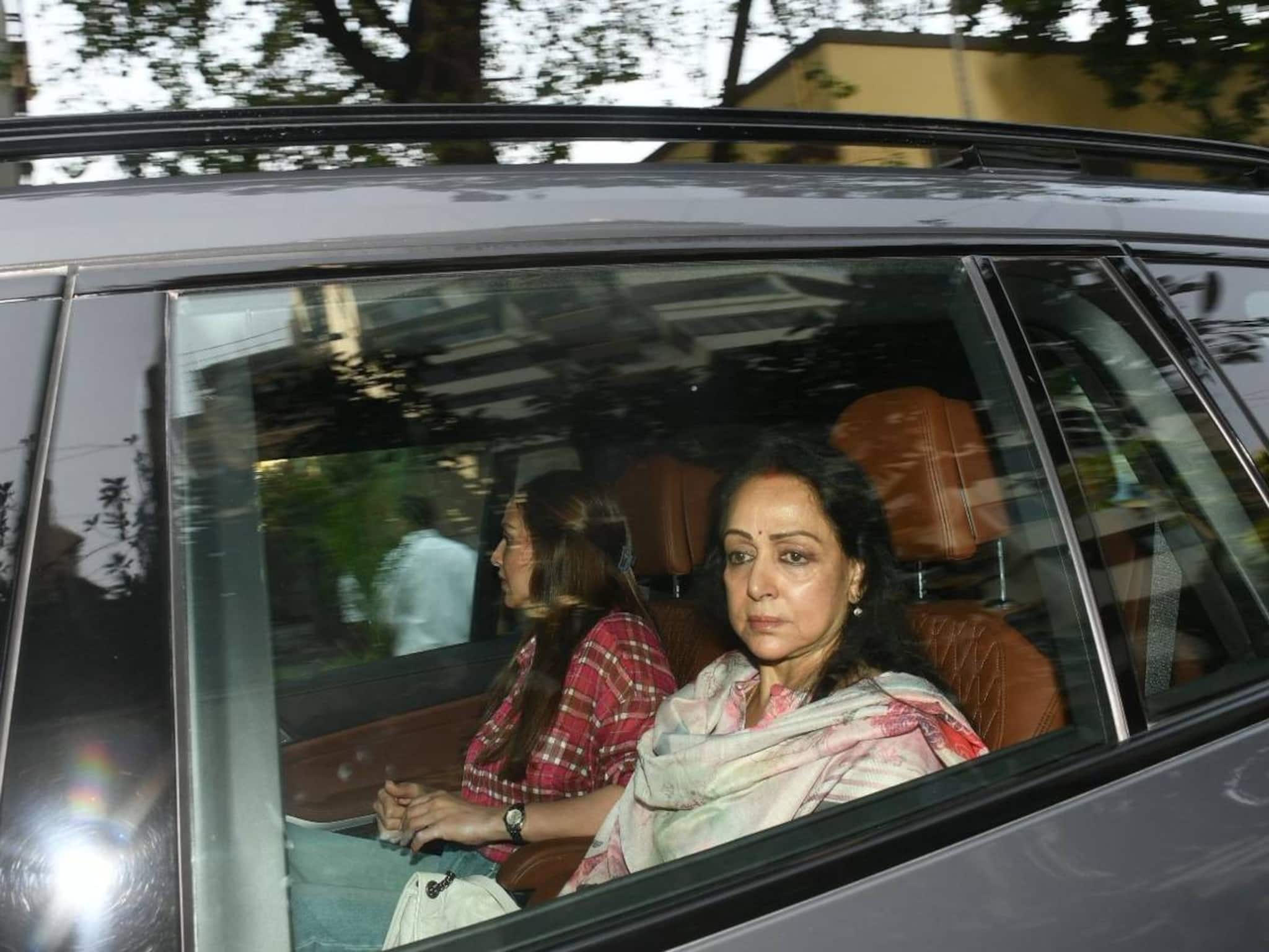 Hema Malini | വിഷാദഭാവത്തിൽ ഹേമ മാലിനി; ധർമേന്ദ്ര ചികിത്സയിൽ കഴിയുന്ന ആശുപത്രിയിൽ മകൾക്കൊപ്പം താരം