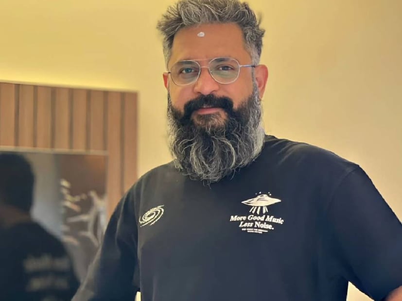 തമിഴ് നടി ദിവ്യ ശ്രീധറിന്റെ വിവാഹമോചനത്തിൽ ഈശ്വറുമായി ബന്ധമുണ്ടെന്ന ആരോപണമുണ്ടായി. ചില ഓഡിയോ ക്ലിപ്പുകളും പുറത്തുവന്നു. മറ്റുചില സീരിയൽ നടിമാരുമായും നടന് അടുപ്പമുണ്ട് എന്ന ആരോപണങ്ങൾ തലപൊക്കി. അഞ്ചു വർഷം നീണ്ട കോടതി വ്യവഹാരത്തിനൊടുവിലാണ് ഈശ്വർ വിവാഹമോചനം നേടിയത്. ഇനി അഭിനയത്തിൽ ശ്രദ്ധ കേന്ദ്രീകരിക്കും എന്നായിരുന്നു ഇദ്ദേഹത്തിന്റെ പ്രതികരണം 