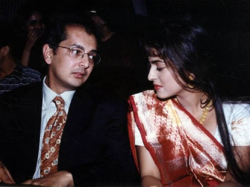 ഫാന്റസി കഥകളെ വെല്ലുന്ന പ്രണയകഥയാണ് നടി ജൂഹി ചാവ്‌ലയുടെയും ഭർത്താവ് ജെയ് മെഹ്തയുടേതും. ഇവരുടെ വിവാഹം കഴിഞ്ഞിട്ട് 30 വർഷങ്ങൾ പിന്നിടുന്നു. ഒരു ഡിന്നർ പാർട്ടിയിൽ കണ്ടുമുട്ടിയ ശേഷം, ഡേറ്റിംഗ് ആരംഭിച്ചവരാണവർ. സൗഹൃദം പതിയെപ്പതിയെ പ്രണയത്തിനു വഴിമാറി. 'ഖയാമത്ത് സേ, ഖയാമത്ത് തക്', 'ഇഷ്ഖ്' പോലുള്ള വിജയചിത്രങ്ങളുടെ ഭാഗമായിരുന്നു ജൂഹി അന്ന്. കഴിഞ്ഞ ദിവസം താരത്തിന് 58 വയസ് തികഞ്ഞു. ഭാര്യ മുൻനിര നായികയെങ്കിലും, ജെയ് മെഹ്ത വെള്ളിവെളിച്ചത്തിനു മുന്നിൽ വരാത്ത, ക്യാമറകൾക്ക് പിന്നിലൊളിക്കുന്ന ശീലക്കാരനും (തുടർന്ന് വായിക്കുക)