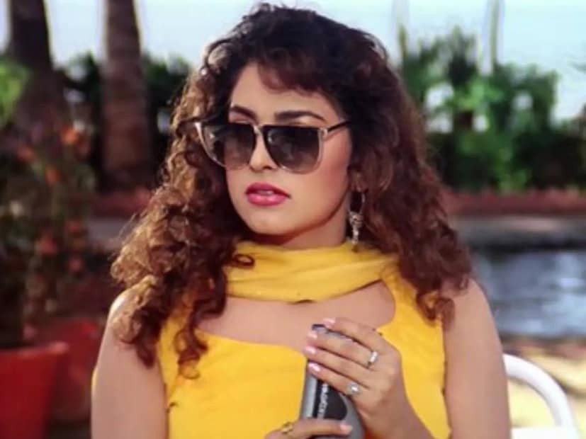 അന്നാളുകളിൽ ഞങ്ങൾ കത്തുകളും കാർഡുകളും അയച്ചിരുന്നു. ഇപ്പോഴത് ഇമെയിൽ, വാട്സാപ്പ് സന്ദേശങ്ങൾക്ക് വഴിമാറി. ഞങ്ങൾ ഒരു ഡിന്നർ പാർട്ടിയിൽ വച്ച് ആദ്യമായി കണ്ടുമുട്ടി. അദ്ദേഹം അന്നുമുതലേ എനിക്ക് പിന്നാലെയുണ്ടായിരുന്നു. എന്റെ ജന്മദിനത്തിൽ അദ്ദേഹം ഒരു ട്രക്ക് നിറയെ റോസാപൂക്കൾ എനിക്ക് സമ്മാനിച്ചു. യെസ് പറയാൻ എനിക്ക് ഒരു വർഷം വേണ്ടിവന്നു'. 1995ൽ ജൂഹി ചാവ്‌ല ജെയ് മെഹ്തയുടെ ഭാര്യയായി. ഈ വിവാഹബന്ധം നീണ്ട കാലത്തേക്ക് അവർ ഒരു രഹസ്യമായി സൂക്ഷിച്ചു. 2001ൽ മകൾ ജാൻവി മെഹ്തയെ ഗർഭം ധരിച്ചപ്പോൾ മാത്രമാണ് ജൂഹി വിവാഹിതയായ വിവരം പുറത്തറിയിച്ചത്