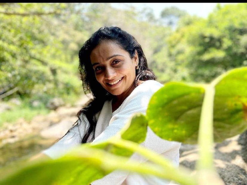  "അഞ്ചു വർഷങ്ങൾക്ക് ശേഷം ഞാൻ ജോൺ കൊക്കനുമായി വിവാഹിതയായി. അദ്ദേഹം ഒരു നല്ല മനുഷ്യനാണ്. മകൻ അരിഹയ്ക്കായി അദ്ദേഹം എപ്പോഴും കൂടെയുണ്ട്. പക്ഷെ ഞങ്ങൾക്കിടയിൽ പൊരുത്തക്കേടുകൾ ഉണ്ടായി. അസ്വാരസ്യങ്ങൾക്കിടെ ഒന്നിച്ചു ജീവിക്കുന്നതിലും നല്ലത്, അകന്നു ജീവിച്ചുകൊണ്ട് കുഞ്ഞിനെ വളർത്തുന്നതാണെന്ന് തോന്നി," മീര പറയുന്നു. നടൻ ജോൺ കൊക്കൻ ഒരിക്കലും മീരയുമായുള്ള വിവാഹമോചനത്തെക്കുറിച്ച് സംസാരിച്ചിട്ടില്ല. മീര ഒരു 'ടഫ് വുമൺ' ആണെന്നാണ് അദ്ദേഹത്തിന്റെ ഭാഷ്യം. ജോൺ പിൽക്കാലത്ത് നടി പൂജ രാമചന്ദ്രനെ വിവാഹം ചെയ്തു. ദമ്പതികൾക്ക് ഒരു മകനുണ്ട്