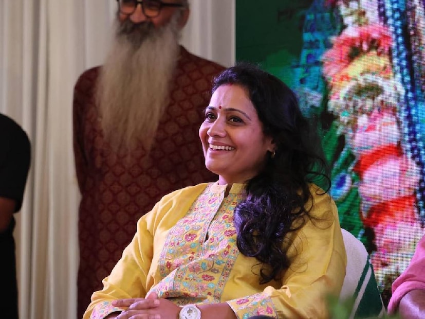 വിശാൽ എന്നയാളുമായിട്ടായിരുന്നു മീര വാസുദേവന്റെ ആദ്യ വിവാഹം. അന്നാളുകളിൽ മീര അഭിനയിച്ച സിനിമകളിൽ പോലും മീര വിശാൽ എന്ന പേര് കേട്ടിരുന്നു. ഈ ബന്ധം അവസാനിച്ചതും നടൻ ജോൺ കൊക്കനുമായുള്ള വിവാഹം. ഈ ബന്ധത്തിൽ അരിഹ ജോൺ എന്ന മകൻ പിറന്നു. എന്നാൽ ജോണുമായും മീര അധികകാലം വിവാഹബന്ധത്തിൽ തുടർന്നില്ല. രണ്ടാം വിവാഹമോചന ശേഷം, മീര വാസുദേവൻ 'ചക്കരമാവിൻ കൊമ്പത്ത്' എന്ന സിനിമയിലൂടെ മടങ്ങിവരവ് നടത്തി