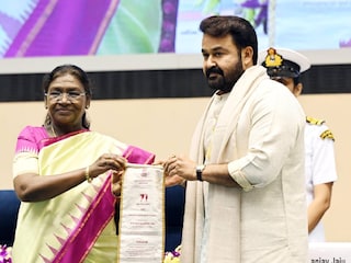 ഫാൽക്കെ പുരസ്കാരം സ്വീകരിക്കുന്ന മോഹൻലാൽ ഫാൽക്കെ പുരസ്കാരം സ്വീകരിക്കുന്ന മോഹൻലാൽ