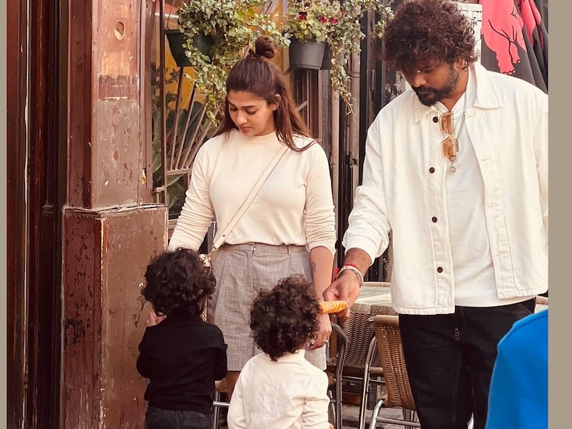 രണ്ടു വർഷം മുൻപാണ് നയൻ‌താരയ്ക്ക് പിറന്നാൾ സമ്മാനമായി ആഡംബര കാറുകൾ നൽകാൻ വിഗ്നേഷ് ശിവൻ ആരംഭിച്ചത്. അതിനു മുൻപത്തെ വർഷമായിരുന്നു അവരുടെ വിവാഹം. തുടക്കം മൂന്നു കോടി രൂപ വിലമതിക്കുന്ന മെഴ്‌സിഡസ് മെയ്ബാക്ക് ആയിരുന്നു. 2024ൽ മെഴ്‌സിഡസ്-ബെൻസ് മെയ്ബാക്ക് GLS 600, വിക്കി നയൻസിന് സമ്മാനിച്ചു. അഞ്ചു കോടിയായിരുന്നു ഇതിന്റെ വില. പ്രിയതമയ്ക്കായി കോടികൾ പൊടിക്കുന്നതിൽ വിഗ്നേഷ് ശിവൻ തെല്ലും മടിക്കാറില്ല. നയൻ‌താരയുടെ പിറന്നാൾ സമ്മാനമായി ഇക്കുറി വന്നത് റോൾസ് റോയ്‌സ് ബ്ലാക്ക് ബാഡ്ജ് സ്‌പെക്ടർ ആണ് (തുടർന്ന് വായിക്കുക)