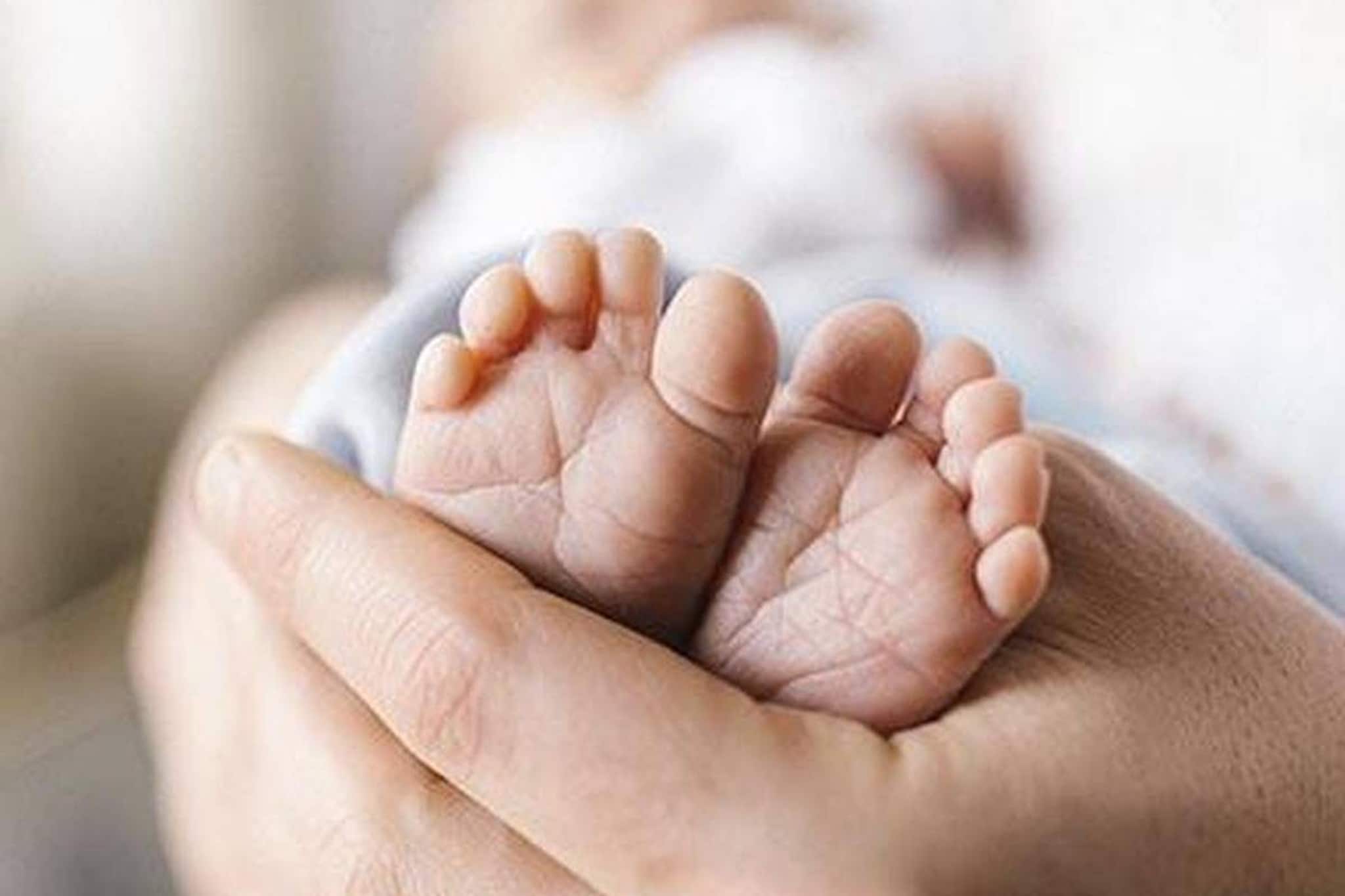 വെള്ളം കോരുന്നതിനിടെ അമ്മയുടെ കയ്യിൽ നിന്ന് കിണറ്റിൽ വീണ കുഞ്ഞ് മരിച്ചു വെള്ളം കോരുന്നതിനിടെ അമ്മയുടെ കയ്യിൽ നിന്ന് കിണറ്റിൽ വീണ കുഞ്ഞ് മരിച്ചു