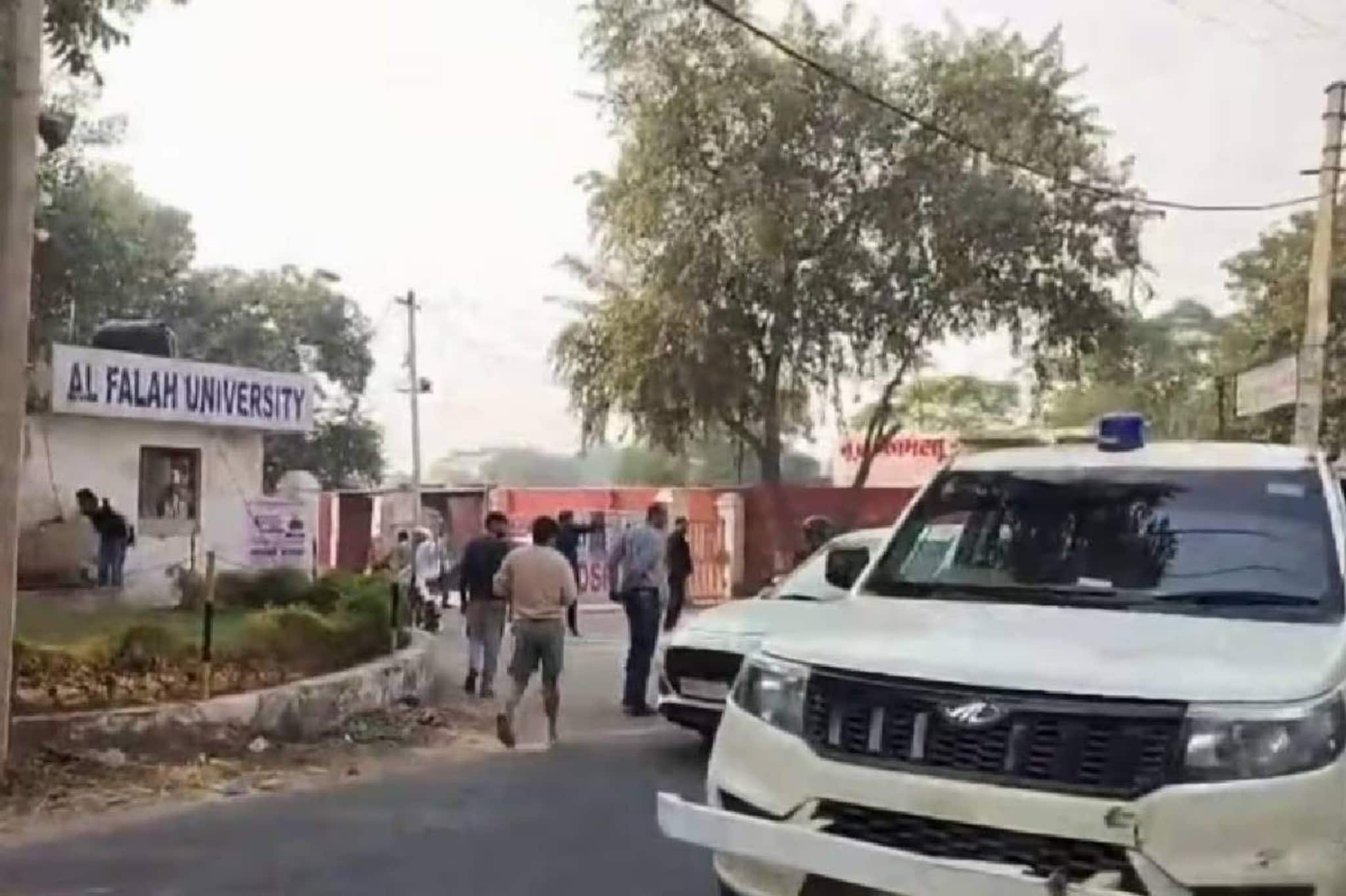 ഹരിയാനയിൽ സ്ഫോടകവസ്തു പിടികൂടിയ കേസിൽ വനിതാ ഡോക്ടറും നിരീക്ഷണത്തിൽ; കാറിൽ നിന്ന് തോക്കും വെടിയുണ്ടകളും ഹരിയാനയിൽ സ്ഫോടകവസ്തു പിടികൂടിയ കേസിൽ വനിതാ ഡോക്ടറും നിരീക്ഷണത്തിൽ; കാറിൽ നിന്ന് തോക്കും വെടിയുണ്ടകളും