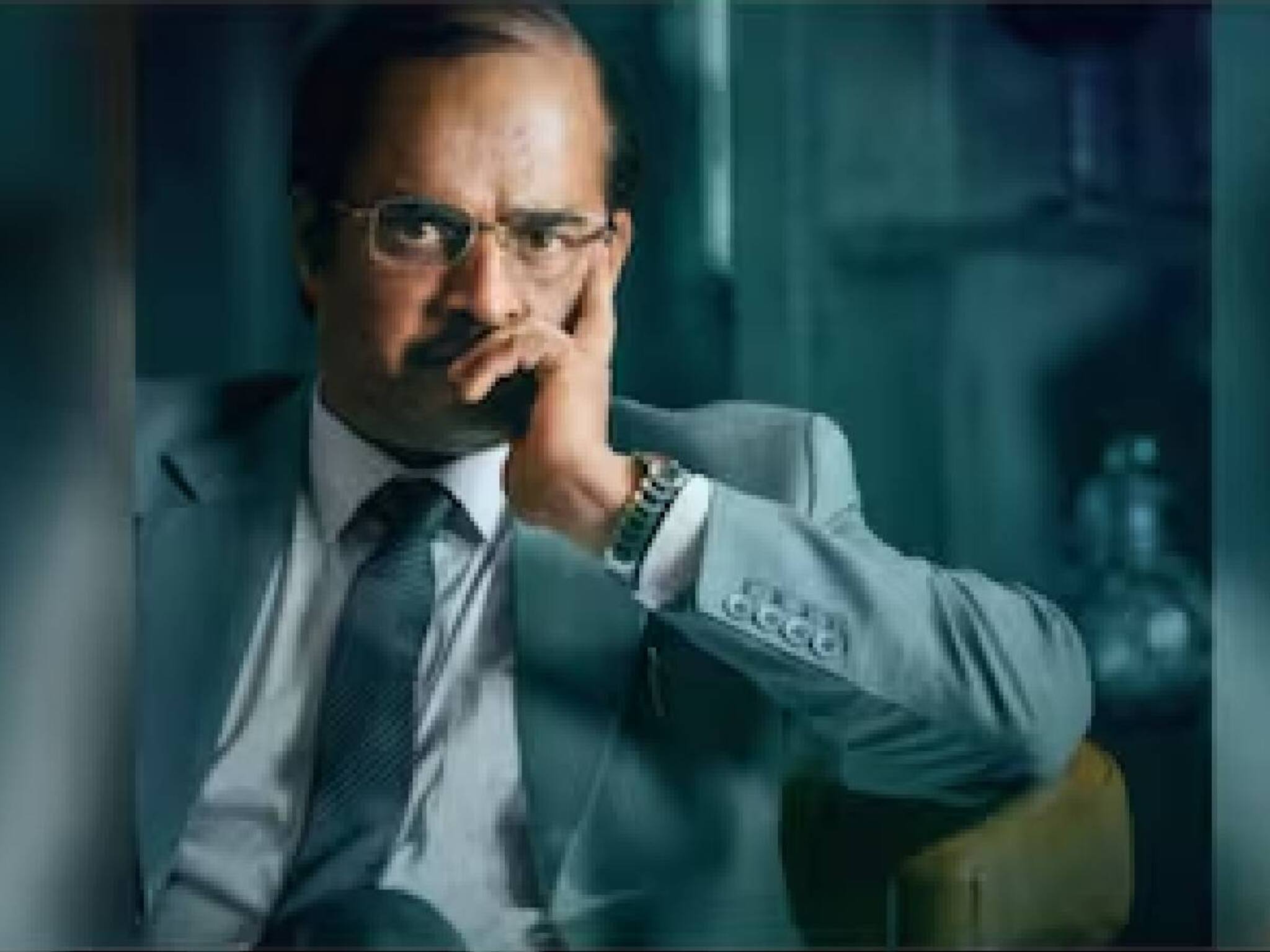 നാല് മണിക്കൂറിലെ മേക്കോവറാണ്; ഈ നടനെ കണ്ടിട്ട് ആരെന്ന് മനസിലാവുന്നുണ്ടോ?