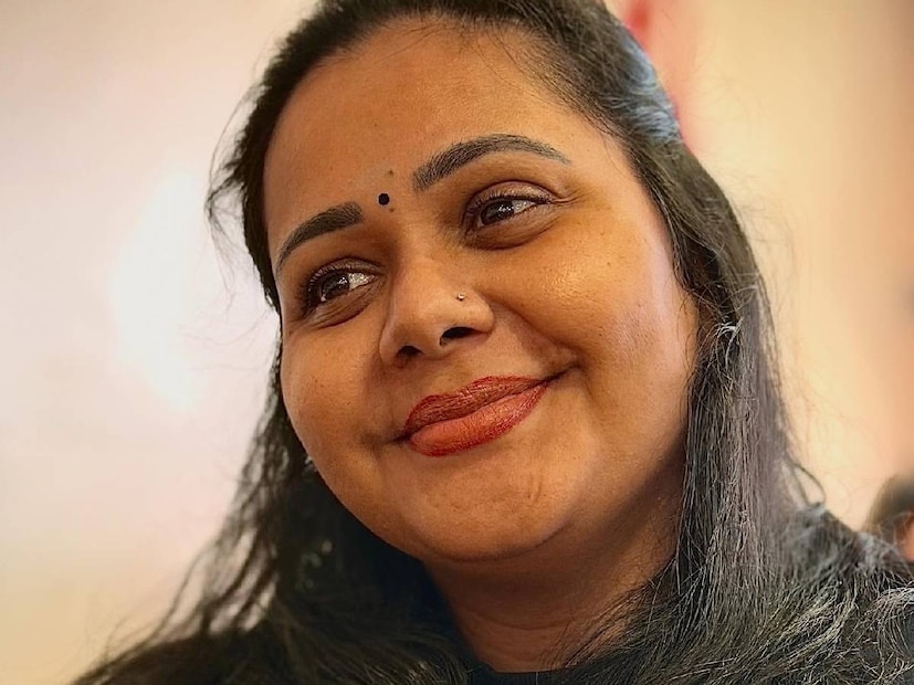 തിരുവനന്തപുരം സ്വദേശിനിയായ രേഖയ്ക്ക് നാല് പേർ പങ്കാളികളായിരുന്നു. രണ്ട് വിവാഹങ്ങൾ വിവാഹമോചനത്തിൽ കലാശിച്ചപ്പോൾ, മറ്റൊരു പങ്കാളി മരണപ്പെട്ടു. ഏറ്റവും ഒടുവിലത്തെ ബന്ധം പിരിയുമ്പോൾ രേഖ ഒരു മകന്റെ അമ്മയായി മാറിയിരുന്നു. ഈ പങ്കാളിയുടെ ഒപ്പം അവർ പങ്കെടുത്ത ഒരു ടി.വി. ചാനൽ കുടുംബതർക്ക പരിപാടി ഏറെ വിവാദമായി മാറിയിരുന്നു. അതിനു ശേഷം, പ്രേക്ഷകർ പിന്നീട് കേൾക്കുന്നത് അവർ മകന്റെയൊപ്പം ജീവിതവുമായി മുന്നോട്ടു പോകുന്നു എന്ന വാർത്തയാണ്. മകനെ രേഖ മിടുക്കനായി വളർത്തുന്നുണ്ട്