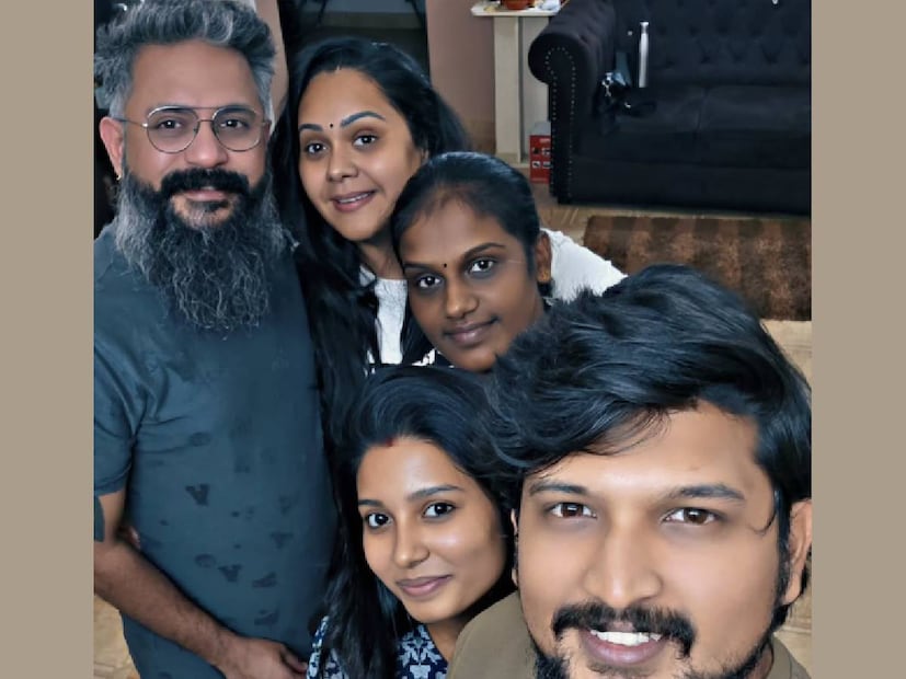 രേഖയെ പോലെത്തന്നെ ഈശ്വറും സീരിയൽ മേഖലയിലെ താരമാണ്. രേഖയുടെ ഒപ്പം ഇൻസ്റ്റഗ്രാം റീൽസ് വീഡിയോയിൽ വന്നതോട് കൂടിയാണ് ഈശ്വർ ആരെന്ന ചോദ്യമുയരാൻ തുടങ്ങിയത്. കൂടാതെ ഈ മാസം രേഖ രതീഷിന്റെ ജന്മദിനമായിരുന്നു. 'ഹാപ്പി ബർത്ത്ഡേ മൈ ലവ്' എന്ന് ക്യാപ്‌ഷൻ നൽകി രേഖയെ ചേർത്തിരുത്തിയ ഒരു ചിത്രം ഈശ്വർ പോസ്റ്റ് ചെയ്‌തു. രേഖയ്ക്ക് ആരാണ് ഈശ്വർ എന്ന ചോദ്യത്തിന് ഇവർ ഇനിയും മറുപടി നൽകിയിട്ടില്ല. അമ്മയും മകനും മാത്രമായുള്ള ജീവിതത്തിൽ ഒരാൾ കൂടി കടന്നുവന്നോ എന്ന ആകാംക്ഷ ചില സോഷ്യൽ മീഡിയയിൽ കാണാം (തുടർന്നു വായിക്കുക)