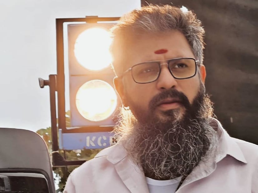 കഴിഞ്ഞതിനെ കഴിഞ്ഞതായി കാണാൻ ആഗ്രഹിക്കുന്ന വ്യക്തിയാണ് ഈശ്വർ എന്ന് അദ്ദേഹത്തിന്റെ ഇൻസ്റ്റഗ്രാം ബയോ കണ്ട് മനസിലാക്കാം. പഴയതെല്ലാം ഡിലീറ്റ് ചെയ്യപ്പെട്ടു എന്ന് ബയോയിൽ ഒരു പരാമർശമുണ്ട്. മുൻകാല ജീവിതത്തിന്റെ കാര്യത്തിലും ഇരുവർക്കുമിടയിൽ സമാനത കാണാം. നടൻ മുൻഭാര്യയായ ജയശ്രീയിൽ നിന്നും വിവാഹമോചനം നേടിയ വാർത്ത ഈ വർഷം പുറത്തുവന്നിരുന്നു. ഈ ബന്ധത്തിൽ ഇദ്ദേഹം ഒരു മകളുടെ പിതാവാണ്. അതുമാത്രമല്ല, ഈശ്വറുമായി ബന്ധപ്പെട്ട പ്രണയ വാർത്തകളും ഗോസിപ് കോളങ്ങളുടെ ഇഷ്‌ടവിഷയമാണ്