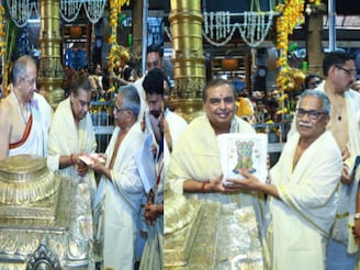 ഗുരുവായൂരപ്പനെ തൊഴുത് റിലയൻസ് മേധാവി മുകേഷ് അംബാനി ദേവസ്വത്തിന് 15 കോടി കൈമാറി