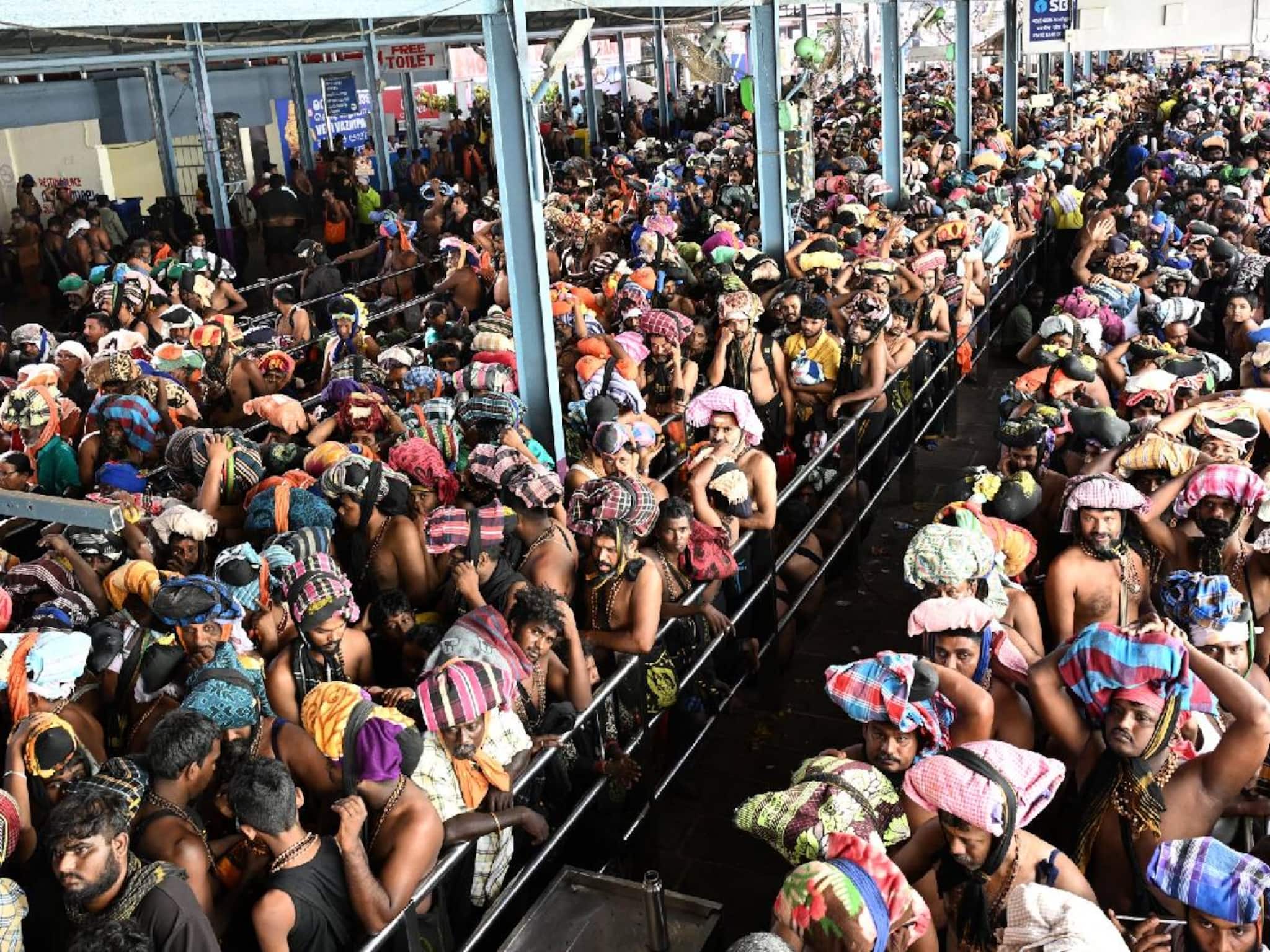 ശബരിമലയി‌ൽ തിരക്ക് നിയന്ത്രിക്കാൻ സ്പോട്ട് ബുക്കിങ് 5000 ആയി കുറച്ചു