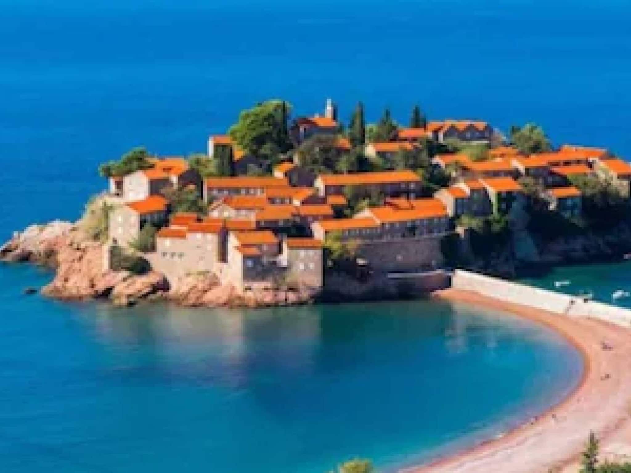 ഇവിടെ സമയമില്ല, പുലര്ച്ചെ മൂന്ന് മണിക്കും ഫുട്ബോള് കളിക്കും; ലോകശ്രദ്ധ നേടുന്ന ദ്വീപ് ഇവിടെ സമയമില്ല, പുലര്ച്ചെ മൂന്ന് മണിക്കും ഫുട്ബോള് കളിക്കും; ലോകശ്രദ്ധ നേടുന്ന ദ്വീപ്