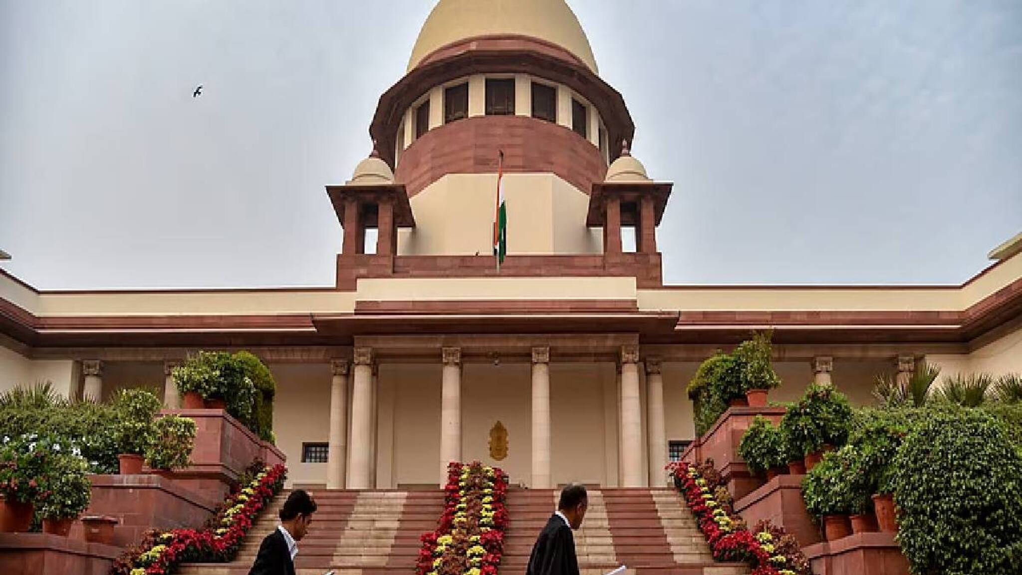 ക്ഷേത്രത്തിൽ ലഭിക്കുന്ന പണം ദൈവത്തിന് അവകാശപ്പെട്ടത്; സഹകരണ ബാങ്കിന് ഉപയോ​ഗിക്കാനാകില്ല; സുപ്രീം കോടതി