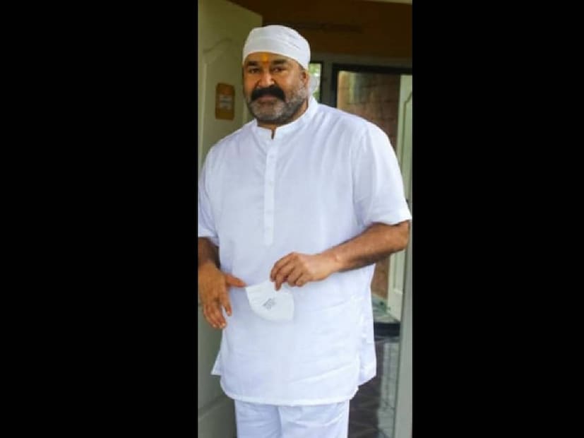 അപ്പോഴേക്കും സിനിമയുടെ ഷൂട്ടിംഗ് കഴിഞ്ഞിരുന്നു. പോരെങ്കിൽ നായകൻ മോഹൻലാൽ ആയുർവേദ ചികിത്സയ്ക്കും പോയി. ഹിറ്റ് പാട്ട് ഇനി സിനിമയ്ക്ക് വേണ്ടി ഷൂട്ട് ചെയ്തേ പറ്റൂ. ചികിത്സയ്ക്ക് പോയ മോഹൻലാലിനെ തിരികെ വിളിപ്പിച്ചു. നാടോടി പൂന്തിങ്കൾ മുടിയിൽ ചൂടി... എന്ന ഗാനരംഗത്തിനായി മോഹൻലാലും ഇന്ദ്രജയും കൂട്ടരും ക്യാമറയ്ക്ക് മുന്നിൽ ആടിപ്പാടി. അങ്ങനെയൊരു തീരുമാനം നിർമാതാക്കളുടെ മനസിലുദിച്ചില്ലായിരുന്നു എങ്കിൽ ഒരുപക്ഷേ മലയാള സിനിമയ്ക്ക് എക്കാലത്തെയും മികച്ച ഒരു ഗാനത്തിന്റെ ദൃശ്യാവിഷ്‌കാരം നഷ്‌ടമായേനെ. തീർന്നില്ല, ഇനിയുമുണ്ട് വിശേഷം 