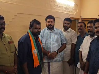 യൂത്ത് കോണ്‍ഗ്രസ് ജില്ലാ സെക്രട്ടറി മുതല്‍ നിരവധി പദവികള്‍ വഹിച്ചയാളാണ് അഖില്‍