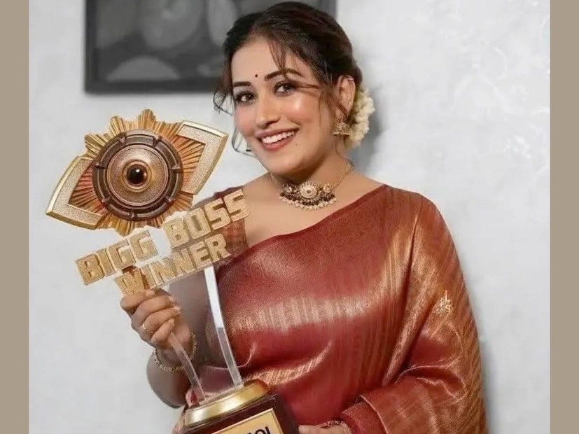 ഈ പ്രചാരണം കൊഴുക്കുമ്പോൾ തന്നെ അനുമോൾ എന്ന മത്സരാർത്ഥി ശക്തയായി മുന്നേറുന്ന കാഴ്ച പ്രേക്ഷകരും കണ്ടു. ബിഗ് ബോസ് വിജയിയായി കപ്പ് എടുത്ത ശേഷം അനുമോൾ ആദ്യമായി നൽകിയ അഭിമുഖം അഞ്ജന നമ്പ്യാർക്കൊപ്പം. ഇതിൽ താൻ ഒരുപാട് ജീവിതം പഠിച്ച, വെല്ലുവിളികൾ നേരിട്ട, ബിഗ് ബോസ് വീട്ടിലെ അനുഭവങ്ങൾ അനുമോൾ എണ്ണമിട്ടു പറഞ്ഞു. 'പെരിയാർ' എന്ന് ബിഗ് ബോസ് വീട്ടിൽ തന്നെ തമാശ രൂപേണ വിളിക്കപ്പെട്ട പി.ആർ. വർക്കിൽ അനുമോളും ഭാഗമായിരുന്നോ എന്നാണ് ചോദ്യം. അതേക്കുറിച്ച് ഒളിയും മറയുമില്ലാതെ സംസാരിക്കാൻ അനുമോൾക്ക് ഭയമില്ല (തുടർന്ന് വായിക്കുക)