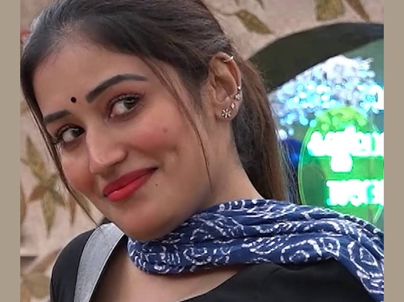 അവരെയെല്ലാം നിർബന്ധിച്ചും പറഞ്ഞ് സമ്മതിപ്പിച്ചുമാണ് ഇതിലേക്കെത്തിയത്. പൈസയുടെ കാര്യത്തിൽ ഞാനൊരു പിശുക്കിയാണ്. പി.ആറിന് കൊടുത്തത് ഒരു ലക്ഷം രൂപ. കളഞ്ഞ് കിട്ടുന്ന പണം പോലും എടുത്ത് അമ്പലത്തിൽ ഇടാറുണ്ട്'. ഒരു ലക്ഷം രൂപയ്ക്ക് ഇത്രയും പി.ആർ. വർക്കോ എന്ന ചോദ്യത്തിന്, അനുവിന് പ്രശസ്തിയുളളത് കൊണ്ട് അധികം തുക വേണ്ട എന്ന നിലപാടിലായിരുന്നു പലരും എന്ന് അനുമോൾ. കഷ്‌ടപ്പെട്ട്‌ മത്സരിച്ചാണ് വിജയം നേടിയത്