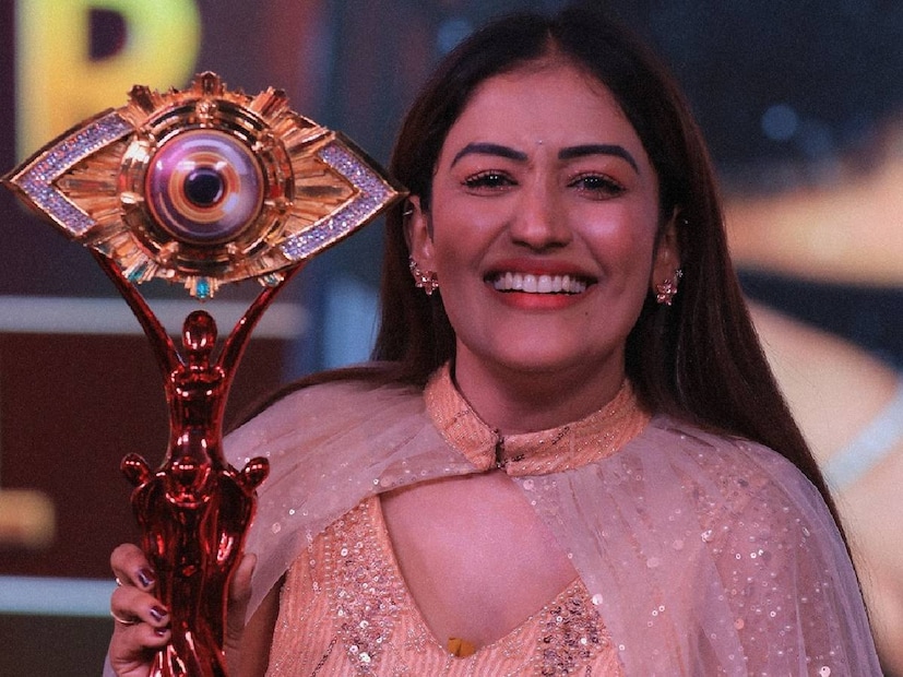 'ബിഗ് ബോസ് വീട്ടിൽ വന്ന സമയം മുതലേ പി.ആർ. എന്ന് പറഞ്ഞ് പലരും കളിയാക്കുന്നുണ്ടായിരുന്നു. ഞാൻ അതെല്ലാം ചിരിച്ചുതള്ളി. പി.ആർ. ഇല്ല എന്ന് ആരോടും പറഞ്ഞിട്ടില്ല. ഇവിടെ വരുന്നതിനും മുൻപേ പലർക്കും പി.ആർ. ഉണ്ടെന്ന കാര്യം എനിക്കറിയാമായിരുന്നു. അത് ഞാൻ എവിടെയും വിളിച്ചു പറഞ്ഞില്ല. പി.ആർ. ഉണ്ടായിരുന്നവർ പോലും എന്നെ കളിയാക്കുന്നുണ്ടായിരുന്നു. നിരവധിപ്പേർ സോഷ്യൽ മീഡിയ പി.ആർ. ചെയ്യുന്ന കാര്യം അന്വേഷിച്ച് വിളിച്ചിരുന്നു. ചിലർ പണം തരേണ്ട എന്ന് പറഞ്ഞ് പോലും രംഗത്തു വന്നു...