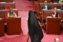 രാജ്യത്ത് ബുർഖ നിരോധിക്കണം എന്നാവശ്യപ്പെട്ട് പാർലമെന്റിൽ ബുർഖ ധരിച്ചു വന്ന ഓസ്ട്രേലിയൻ സെനറ്ററെ പുറത്താക്കി