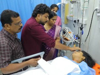 ആശുപത്രി കിടക്കയിൽ വച്ച് ഷാരോൺ ആവണിയെ താലിചാർ‌ത്തുന്നു