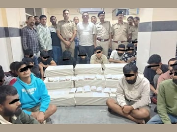 തട്ടിപ്പ് നടത്തിയിരുന്ന 33 പേരെ പോലീസ് അറസ്റ്റ് ചെയ്തു തട്ടിപ്പ് നടത്തിയിരുന്ന 33 പേരെ പോലീസ് അറസ്റ്റ് ചെയ്തു