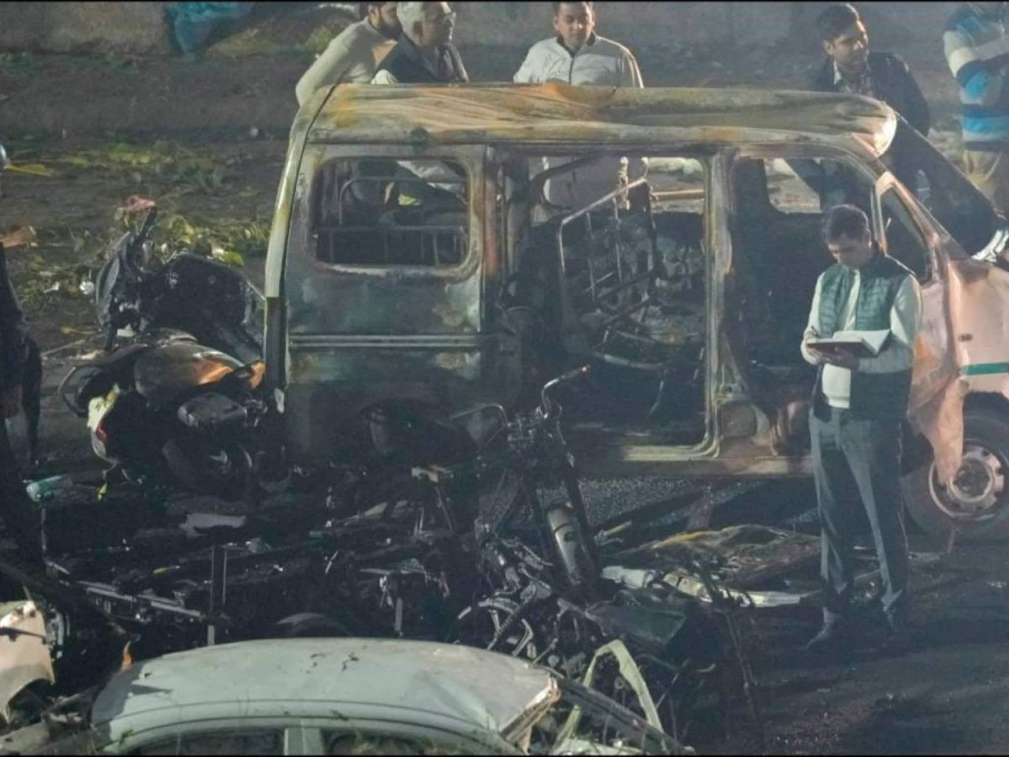 ഡൽഹി ചെങ്കോട്ട സ്ഫോടനത്തിൽ 3 ഡോക്ടർമാർ ഉൾപ്പെടെ നാലുപേർ കൂടി പിടിയിൽ ഡൽഹി ചെങ്കോട്ട സ്ഫോടനത്തിൽ 3 ഡോക്ടർമാർ ഉൾപ്പെടെ നാലുപേർ കൂടി പിടിയിൽ